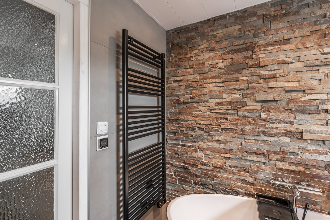 badkamer met steenstrips